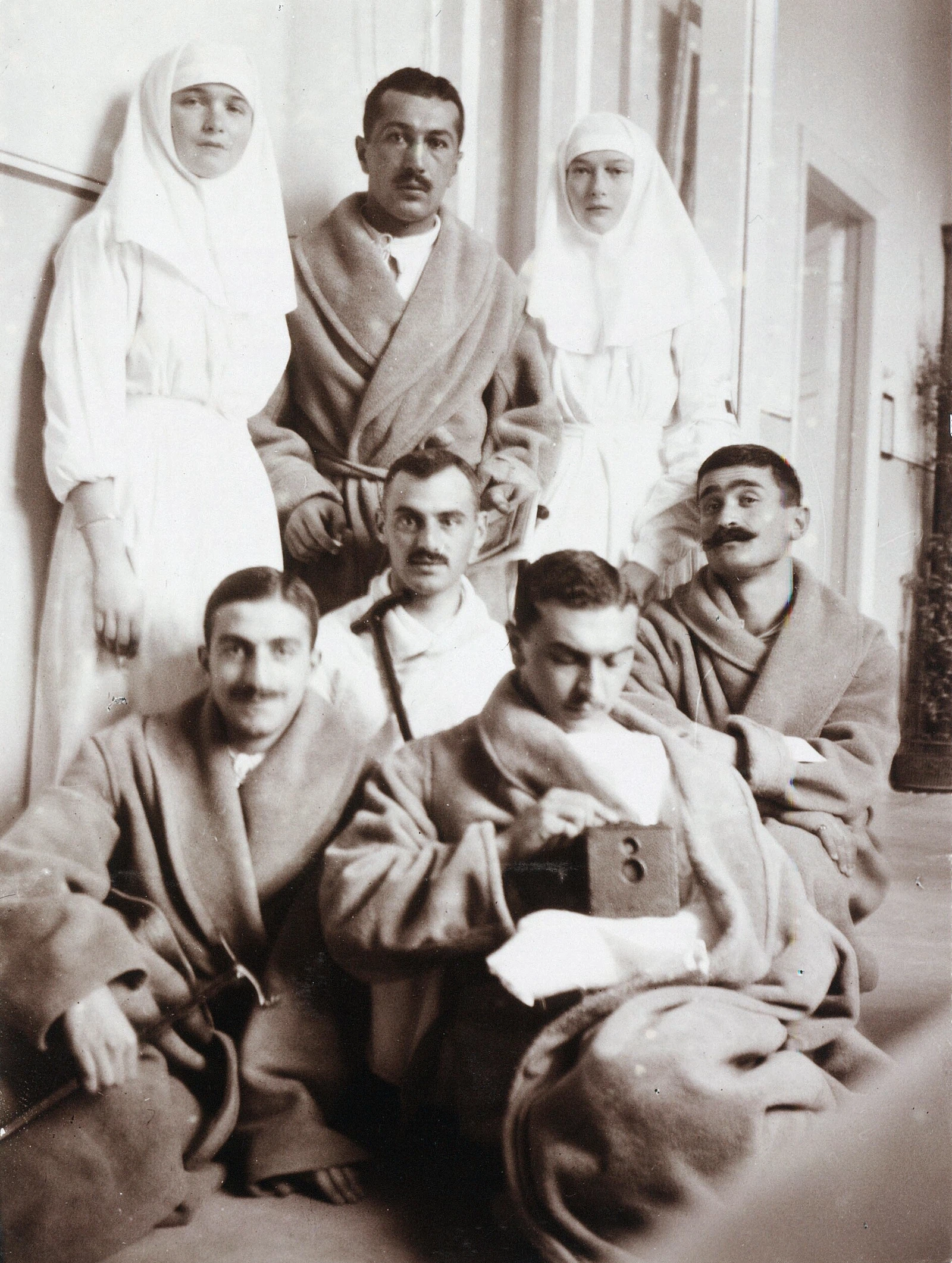 Ольга и Татьяна с пациентами, около 1915 года