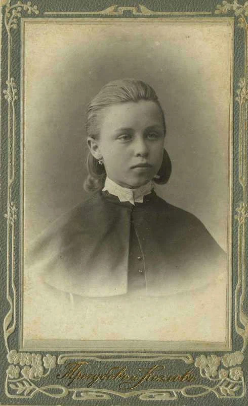 Римма Иванова в гимназической форме, 1908 год